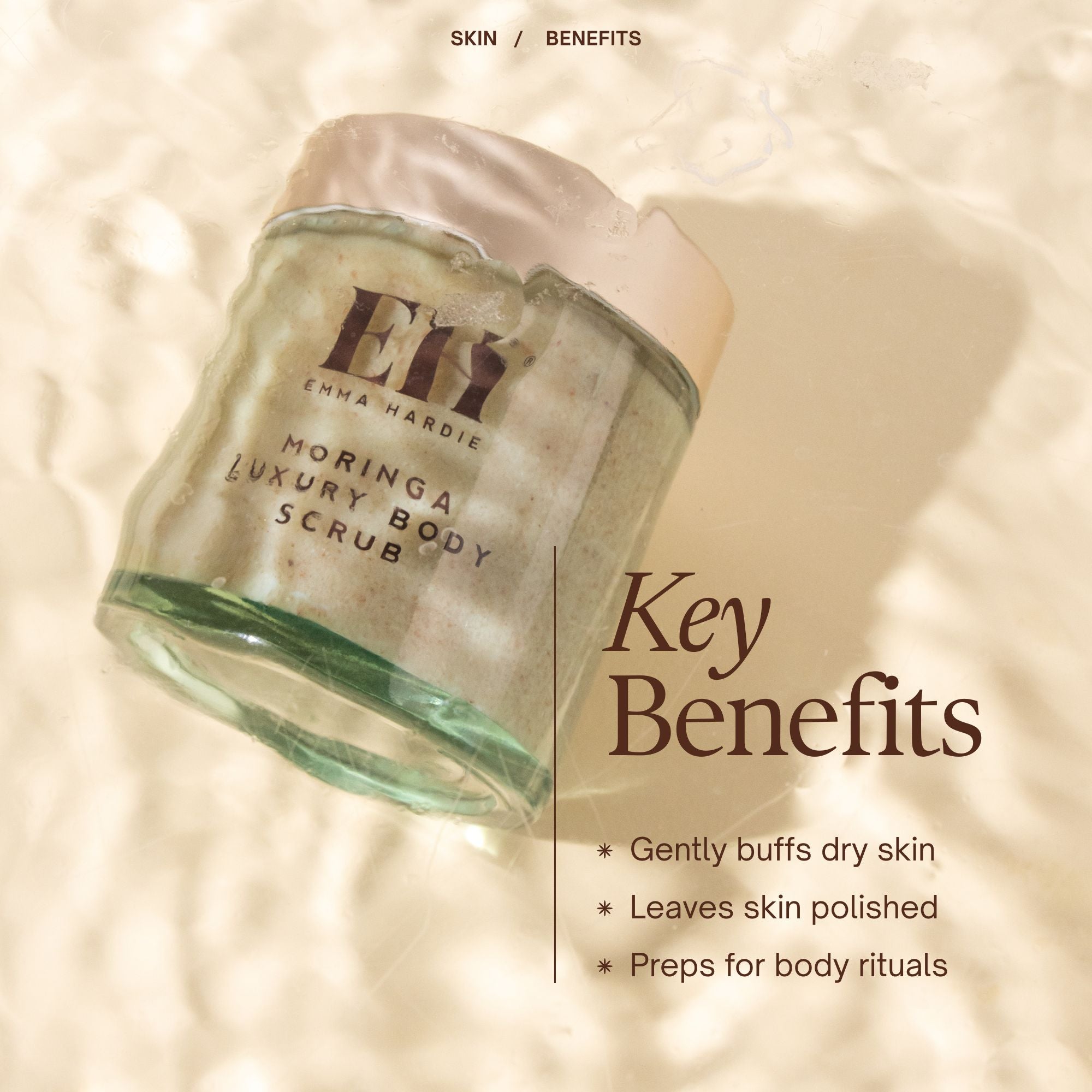 Emma Hardie Moringa Luxury Body Scrub key benefits:
Gently buffs dry skin
Leaves skin polished
Preps for body rituals