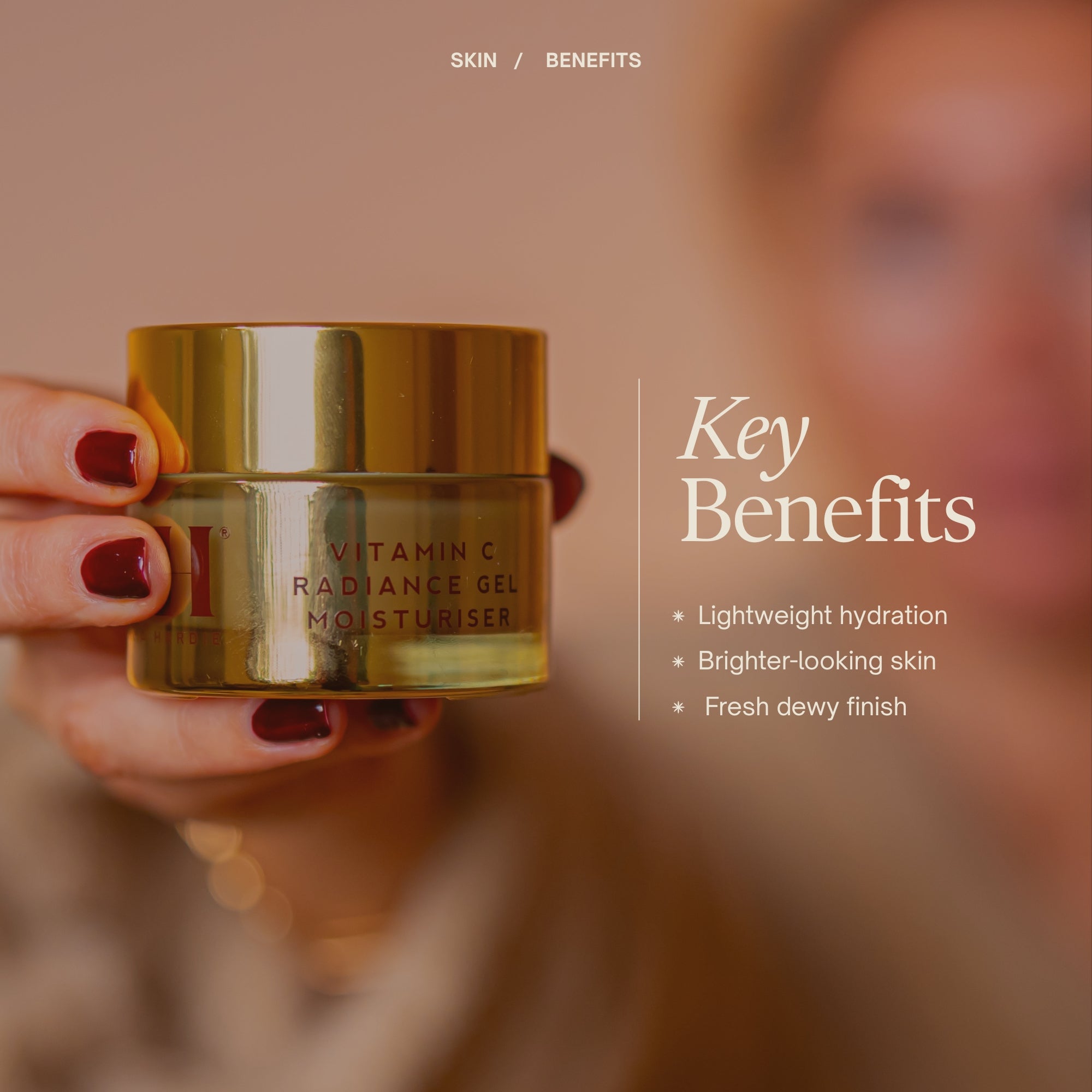 Emma Hardie Vitamin C Radiance Gel Moisturiser Key Benefits:
Lightweight hydration
Brighter-looking skin
Fresh dewy finish