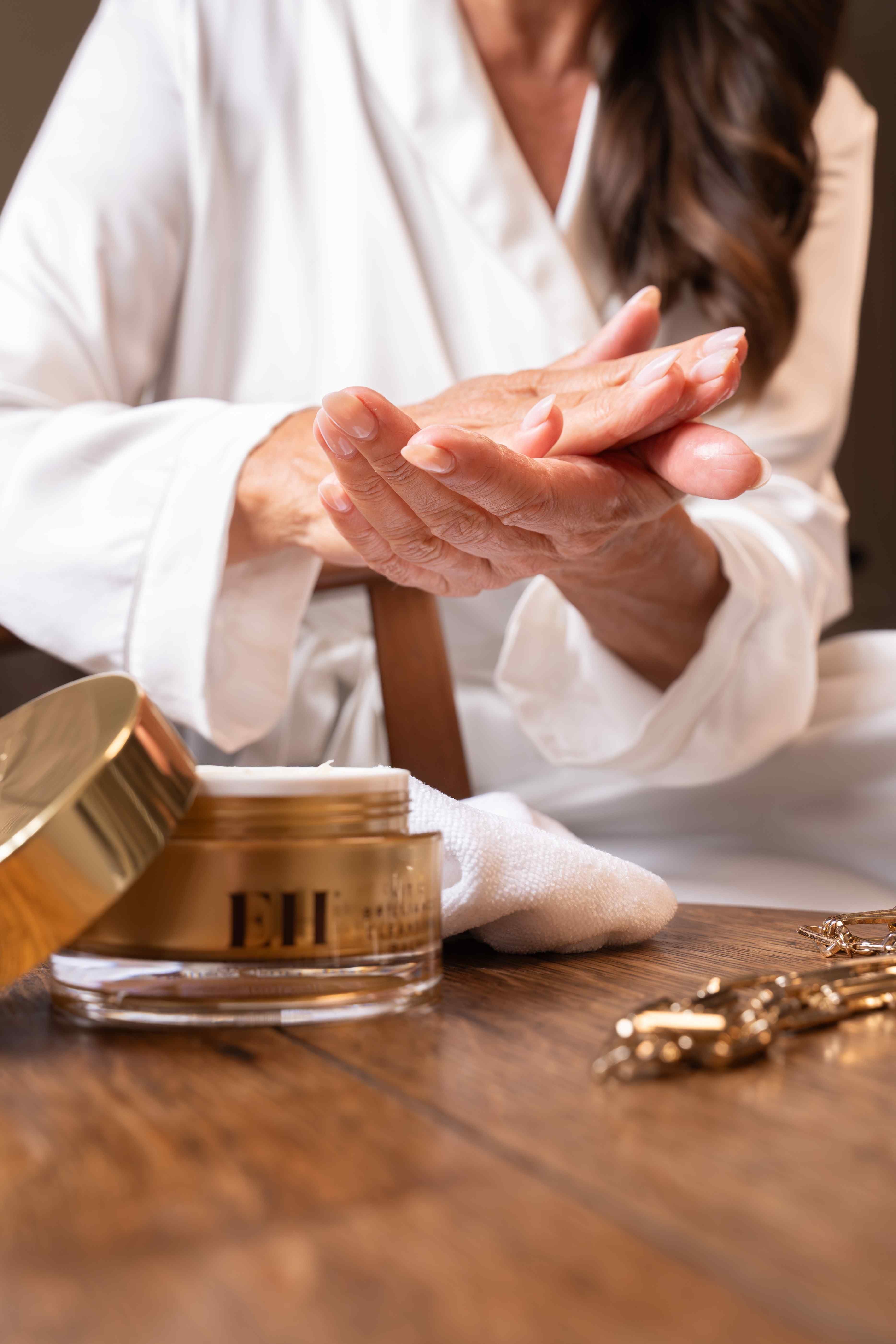 Vit C Brilliance Cleansing Balm with Dual Action Cleansing Cloth 100g