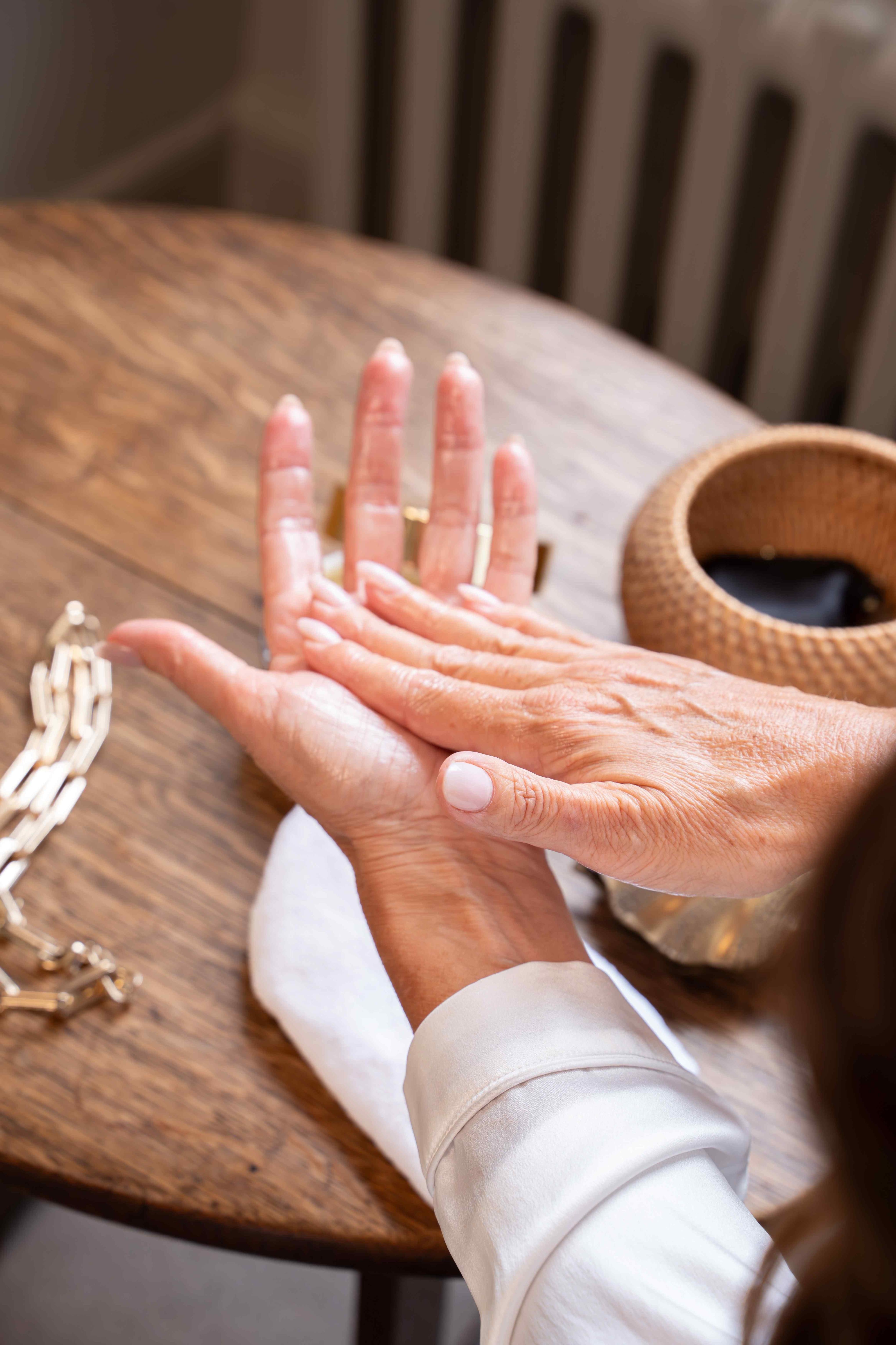 Vit C Brilliance Cleansing Balm with Dual Action Cleansing Cloth 100g